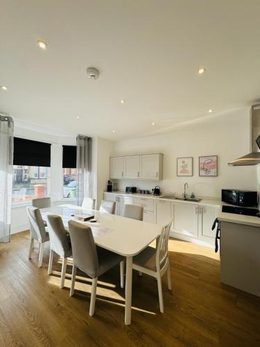 cocina y comedor con mesa y sillas en Pearl House - Delightful 3-4 Bedroom Coastal Getaway, en Gorleston-on-Sea