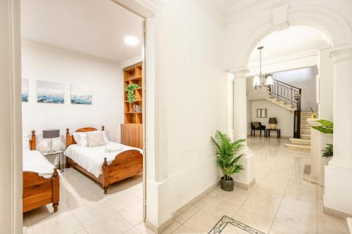una camera da letto con un letto e uno specchio di Enormous luxury 3-storey townhouse, rooftop EGAS1-1 a Floriana