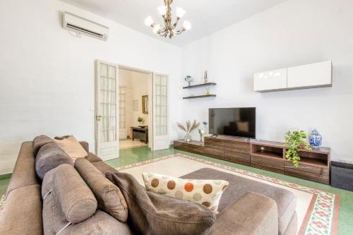 Foto Enormous luxury 3-storey townhouse, rooftop EGAS1-1