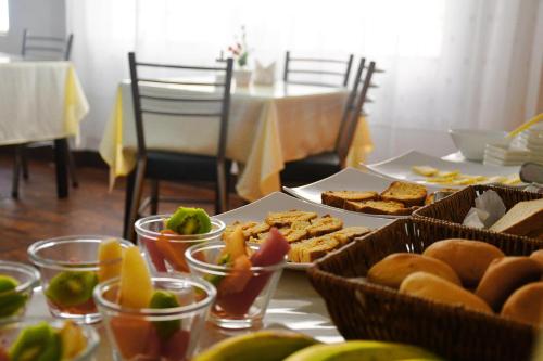 Hotel Express في لاباز: طاولة مع أطباق من الطعام على طاولة