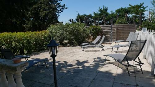 Κήπος έξω από το MAS MAURANE-Roulotte avec SPA privé aux portes d'ARLES
