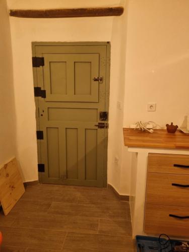 a green door in a room with a counter at Casa el Mirador de Moratalla in Moratalla