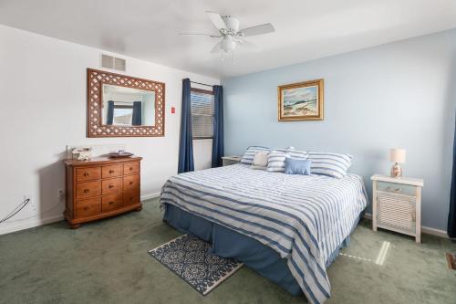 een slaapkamer met een bed en een plafondventilator bij Beach Block 3 Bedroom in WW Crest in Wildwood