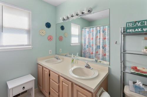 een badkamer met 2 wastafels en een spiegel bij Beach Block 3 Bedroom in WW Crest in Wildwood