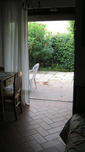 a room with a patio with a table and chairs at La Residence da Caterina in Vittorio Veneto