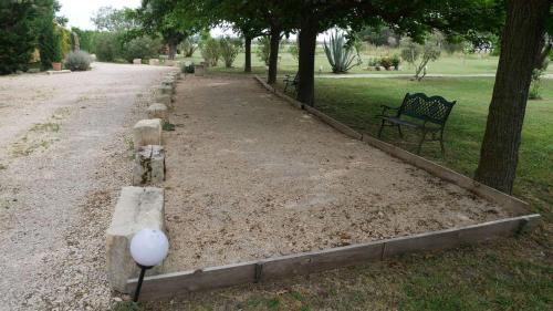 Κήπος έξω από το MAS MAURANE-Roulotte avec SPA privé aux portes d'ARLES