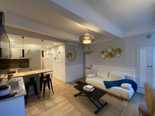 un salon avec un canapé blanc et une table dans l'établissement Appartement rénové Cannes Suquet, à Cannes