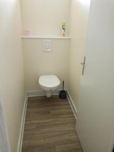 Elle comprend une petite salle de bains pourvue de toilettes. dans l'établissement Le Gite d'Auvergne, à Lanobre