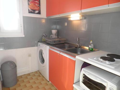 une cuisine avec un évier et une machine à laver dans l'établissement Studio cabine mezzanine 6 personnes - port tranquille, ascenseur, classé 2 étoiles - FR-1-229-65, à Gruissan