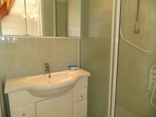 une salle de bain avec un lavabo et une douche dans l'établissement Studio cabine mezzanine 6 personnes - port tranquille, ascenseur, classé 2 étoiles - FR-1-229-65, à Gruissan