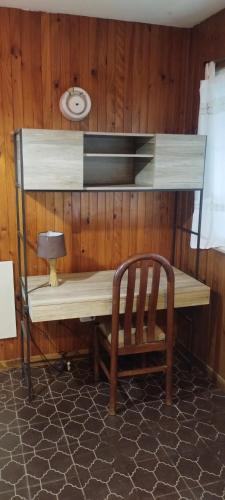 une étagère en bois avec une chaise dans la chambre dans l'établissement Habitación c/baño gran ubicación, à San Juan