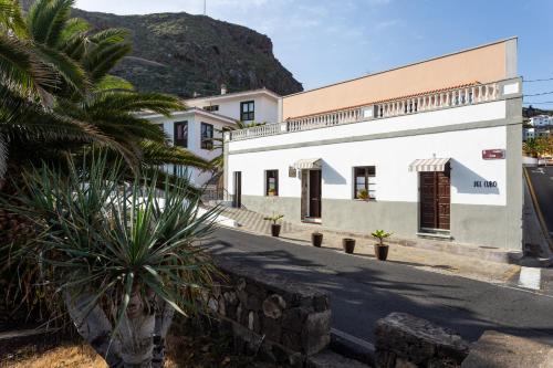San Juan de la Rambla的住宿－El Hostal del Cubo，一座白色的建筑,前面有棕榈树