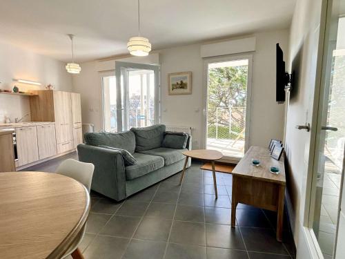 un salon avec un canapé et une table dans l'établissement Appartement 2 pièces, 2 couchages, La Guérinière, balcon, parking - FR-1-224B-171, à La Guérinière