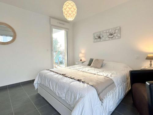 une chambre blanche avec un lit et une fenêtre dans l'établissement Appartement 2 pièces, 2 couchages, La Guérinière, balcon, parking - FR-1-224B-171, à La Guérinière