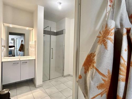 a bathroom with a shower and a shower curtain at Appartement La Guérinière, 2 pièces, 2 personnes - FR-1-224B-171 in La Guérinière