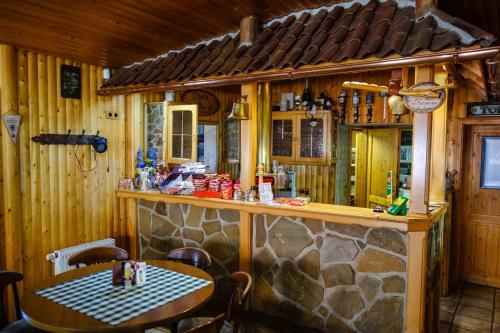 uma cozinha com um balcão e uma mesa num quarto em Camping Bockenauer Schweiz em Bockenau