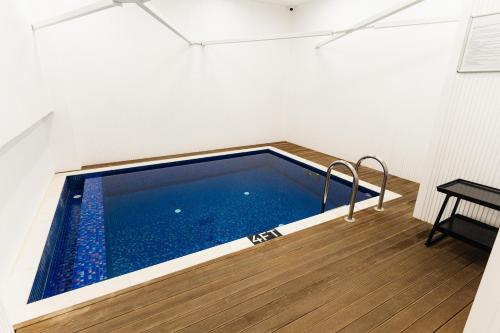 Kolam renang di atau dekat dengan Mercure Baku City