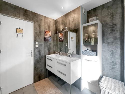 uma casa de banho com um lavatório branco e um chuveiro em Annecy Élégance em Meythet