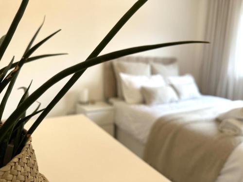 Katil atau katil-katil dalam bilik di Private room with en-suite and parking in shared flat