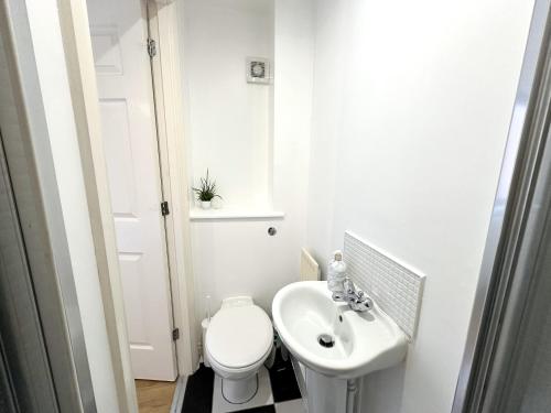 Bilik mandi di Private room with en-suite and parking in shared flat