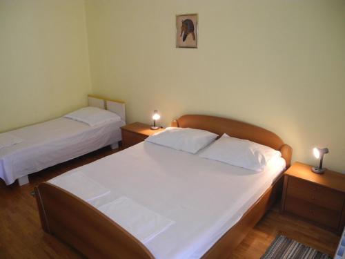 2 lits dans une chambre avec 2 lampes sur des tables dans l'établissement Ferienwohnung für 5 Personen in Dramalj, Kvarner Bucht, à Dramalj