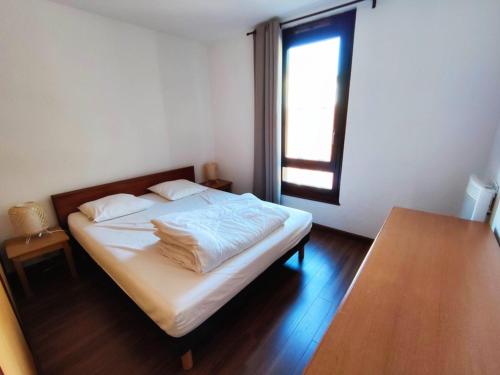 a bedroom with a white bed with a window at Appartement Isola 2000, 4 pièces, 8 personnes - FR-1-292-186 in Isola