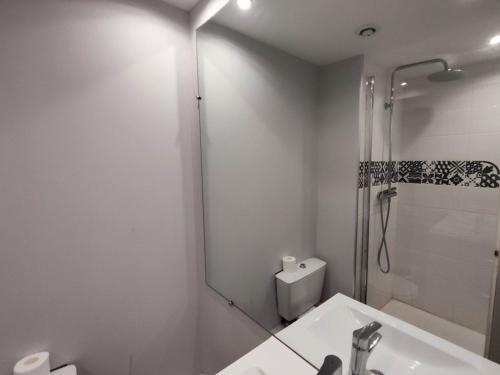 a white bathroom with a sink and a shower at Studio familial à proximité des pistes, 4 pers, Le Front de Neige - FR-1-292-198 in Isola