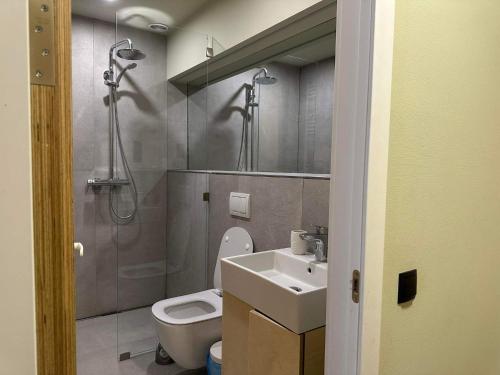 Kylpyhuone majoituspaikassa Apartment in Rooms Hotel Kokhta, Bakuriani