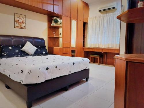 1 dormitorio con 1 cama en una habitación en Ipoh Sunway 20Pax 5 mins Lost World Holiday Home by City Home Empire en Tambun