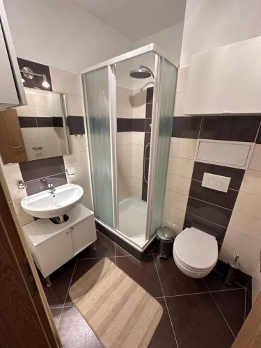 Ένα μπάνιο στο Private apartment 1km from center