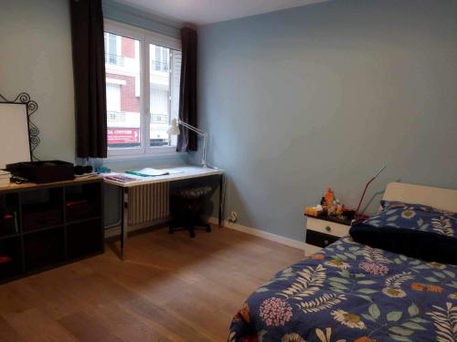 une chambre avec un lit, un bureau et une fenêtre dans l'établissement Paris Bécon, à Asnières-sur-Seine