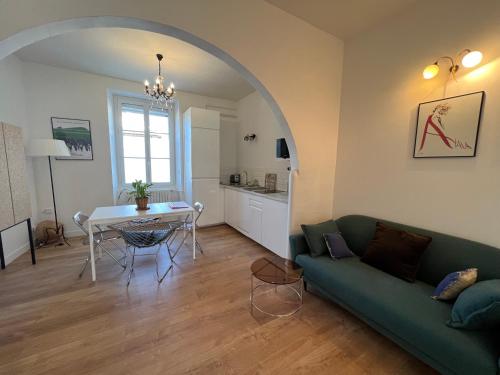 un salon avec un canapé vert et une table dans l'établissement Secret Garden, à Ay