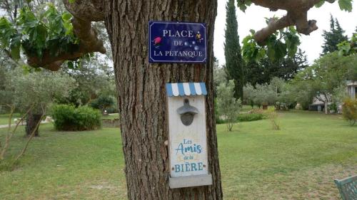 Taman di luar MAS MAURANE-Le Platane avec SPA privé aux portes d'ARLES