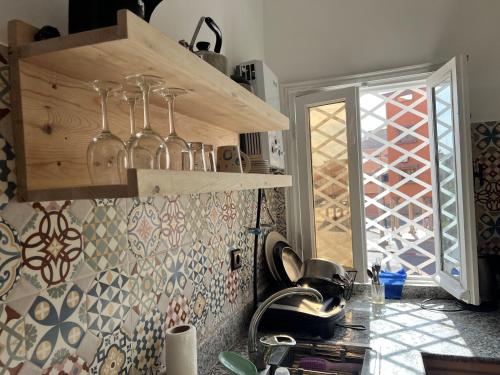 uma cozinha com um balcão e uma janela em Julie's AIRPORT Apartment em Marraquexe