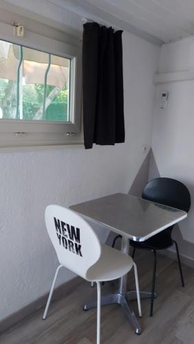 studio 66 في Caumont-sur-Durance: علامة العام الجديد على طاولة وكرسيين