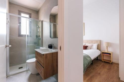 y baño con cama, ducha y lavabo. en New Luxury flat next to Gran Vía en Madrid
