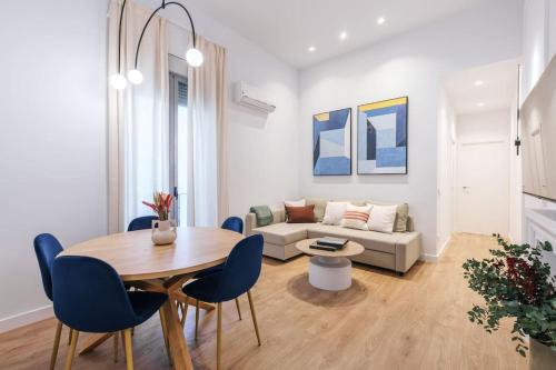 salon ze stołem i kanapą w obiekcie New Luxury flat next to Gran Vía w Madrycie