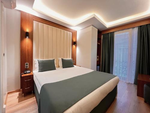 Tempat tidur dalam kamar di Hotel Black Tulip