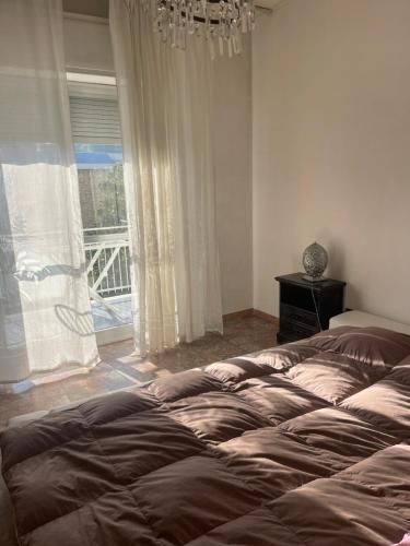 una camera con un grande letto e una finestra di ALE HOME a Pescara
