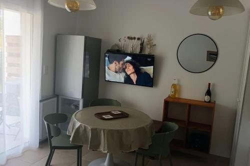 Televisyen dan/atau pusat hiburan di Résidence front de mer + Piscine