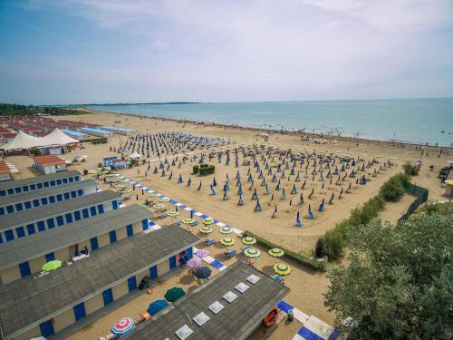 an aerial view of a beach with umbrellas and people at Hotel & Residence Venezia 2000 in Venice-Lido