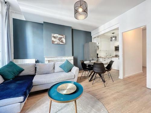 un salon avec un canapé et une table dans l'établissement Grand Appartement Central - Trois Chambres - Les Frères de la Loc', à Marseille