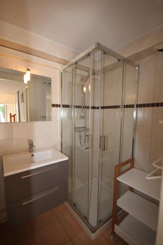 une salle de bain avec douche et lavabo dans l'établissement Villa 4 couchages terrasse sud parking piscine commune dans résidence sécurisée à 200m de la mer LRMA34, à Portiragnes