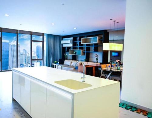 cocina con encimera blanca y sala de estar en The platinum suites Kuala lampur heaven touch, en Kuala Lumpur