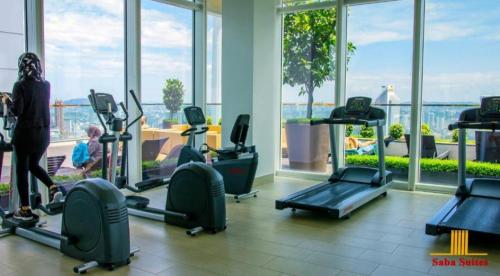 un gimnasio con equipo cardiovascular y una gran ventana en The platinum suites Kuala lampur heaven touch, en Kuala Lumpur