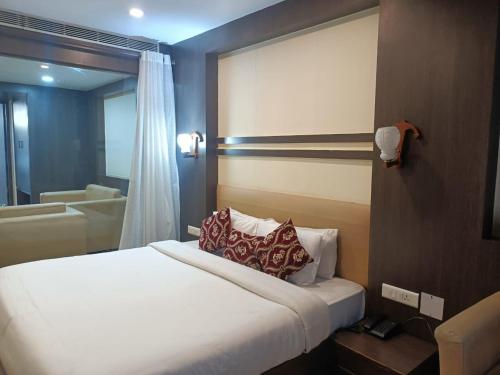 a hotel room with a bed and a bath tub at zoz Sm1 in Shimla
