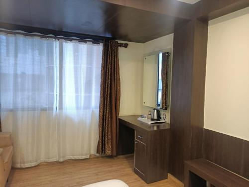 Pokój hotelowy z umywalką i lustrem w obiekcie zoz Sm1 w mieście Shimla
