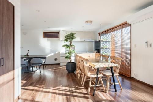 a kitchen and dining room with a table and chairs at Residencial Voyan 南砂町 in Tokyo