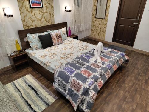 - une chambre avec un lit, une couette et un tapis dans l'établissement Leisure Homestay, à Udaipur