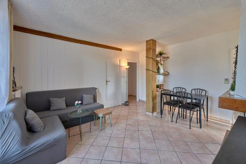 un salon avec un canapé et une table dans l'établissement Cozy Boisé - A 30 min de Paris, à Créteil